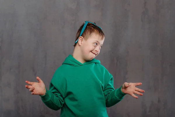 Roligt Porträtt Liten Pojke Med Nedåtsyndrom Studiosession — Stockfoto
