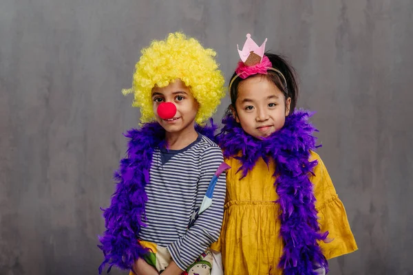 Retrato Duas Crianças Trajes Engraçados — Fotografia de Stock
