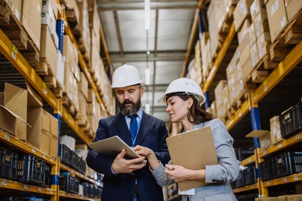 Managers Suit Controlling Goods Warehouse — Stock Photo, Image