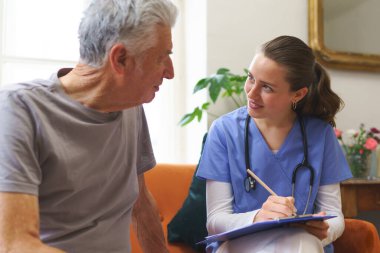 Genç hemşire kendi evinde yaşlı yaşlılara bakıyor..