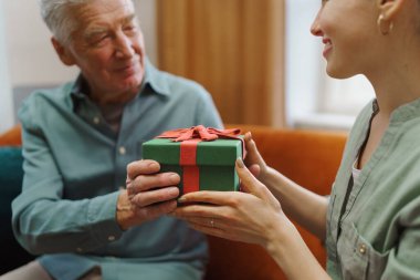 Kıdemli adam bakıcısına hediye veriyor..