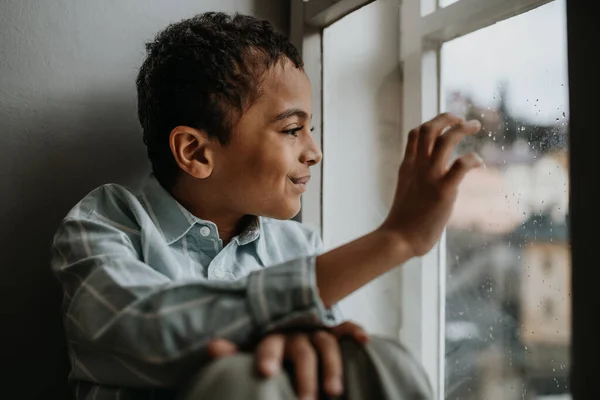 窓から外を見る多人種の少年 — ストック写真