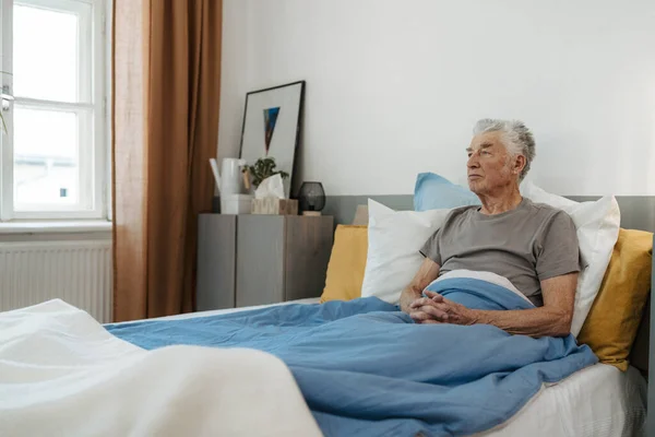 Пожилой Человек Сидящий Один Кровати Понятие Одиночества Психического Здоровья — стоковое фото
