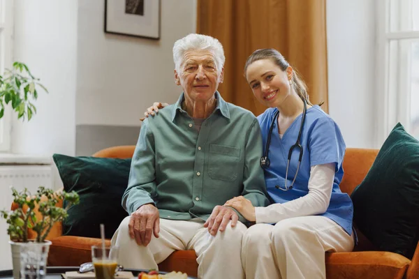 Giovane Infermiera Prendersi Cura Anziani Anziani Nella Sua Casa — Foto Stock