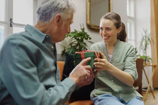 Senior Man Geeft Cadeau Aan Zijn Verzorger — Stockfoto