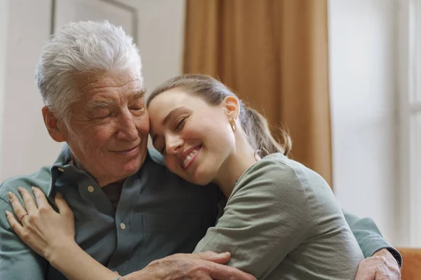 Giovane Donna Che Abbraccia Suo Nonno Casa — Foto Stock