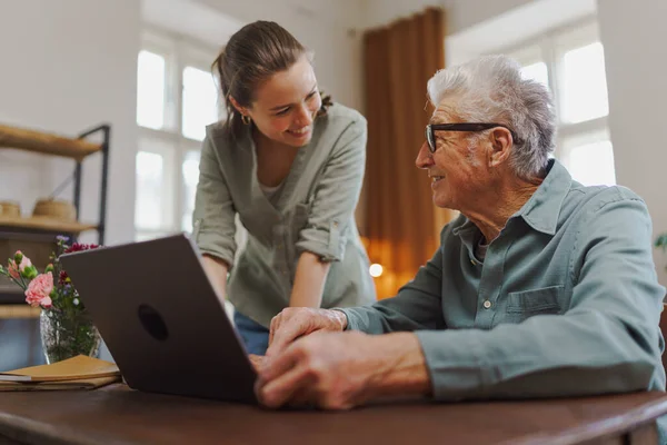 Enkelin Zeigt Ihrem Großvater Etwas Auf Laptop — Stockfoto