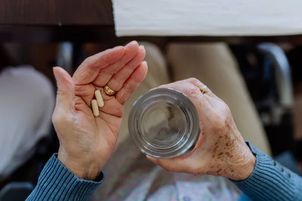 Вид Зверху Старшу Жінку Приймаючи Таблетки — стокове фото