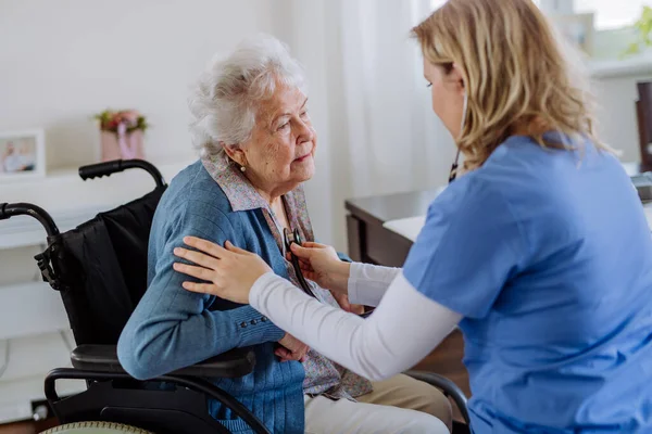 Sjuksköterska Undersöker Äldre Patienter Med Stetoskop Hemmet — Stockfoto
