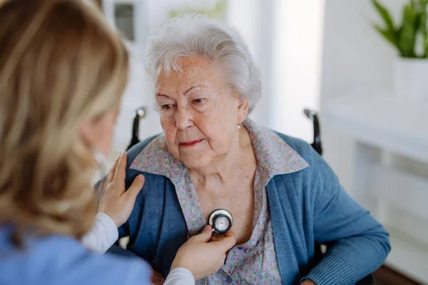 Nurse Examining Senior Patient Stethoscope Home — Stockfoto