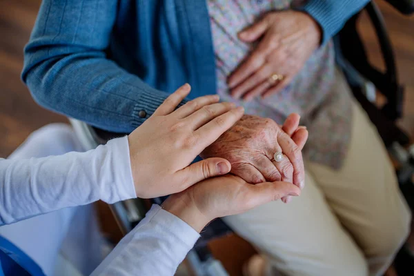 Bovenaanzicht Van Verpleegkundige Strelen Handen Van Een Senior Vrouw — Stockfoto