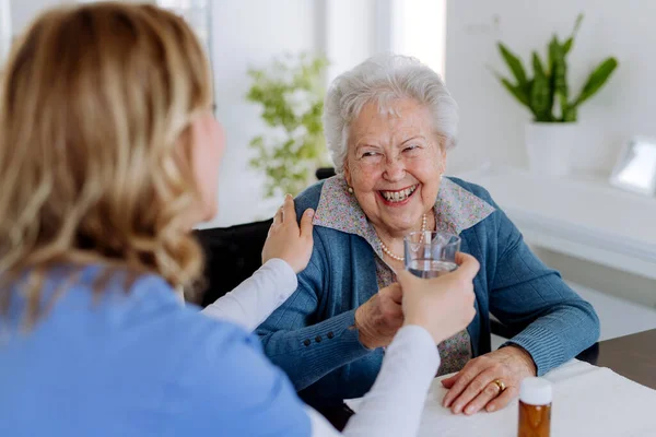 Nurse Giving Pills Senior Woman Her Home — Foto de Stock