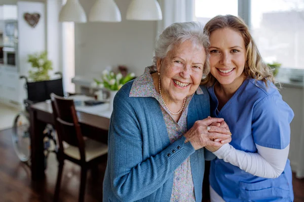 Infermiera Abbracciare Suo Cliente Donna Anziana — Foto Stock