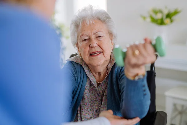 Krankenschwester Trainiert Mit Seniorin Hause Gesundheits Und Rehabilitationskonzept — Stockfoto