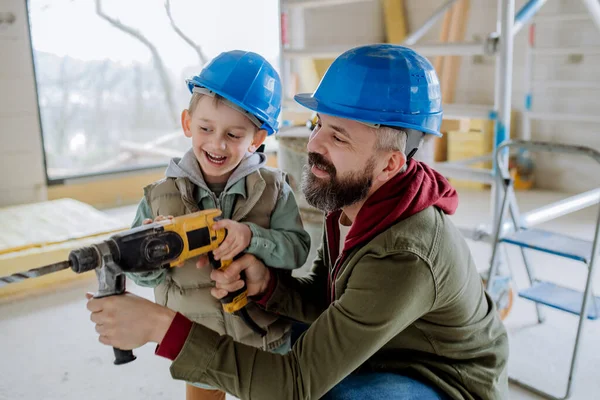 Ojciec Jego Synek Pracują Razem Nad Niedokończonym Domem — Zdjęcie stockowe