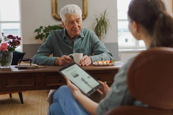 Caregiver Membaca Surat Kabar Online Tablet Digital Selama Mengurus Orang — Stok Foto