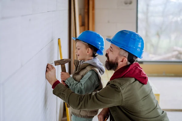 Pai Seu Filho Trabalhando Juntos Sua Casa Inacabada — Fotografia de Stock