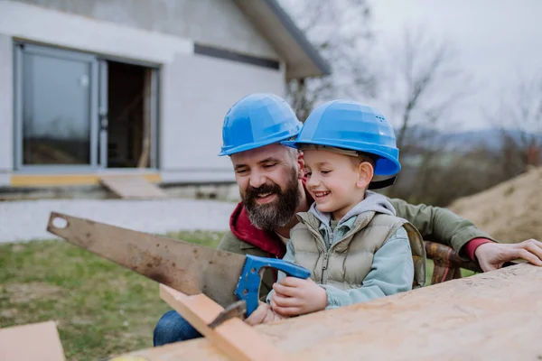 Pai Seu Filhinho Trabalhando Juntos Frente Sua Casa Inacabada — Fotografia de Stock