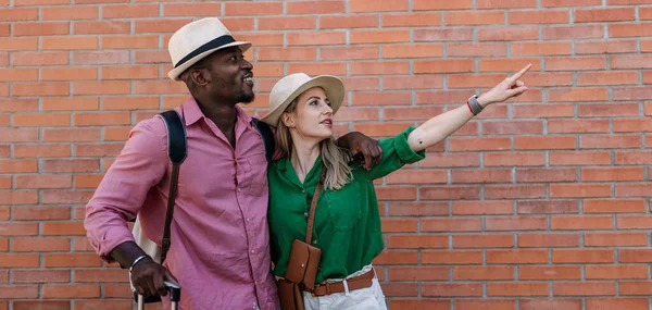 Young Biracial Couple Travelling Together Suitcases Posing Front Brick Wall — Stockfoto
