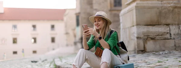 Young Blond Woman Travel Alone Old City Centre Sitting Using — ストック写真