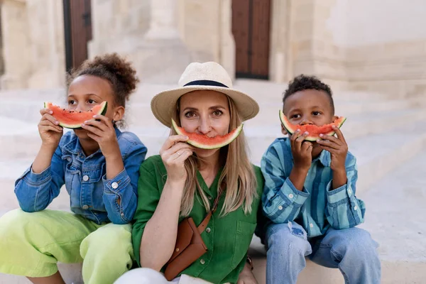 Multiraciale Kinderen Met Moeder Eten Een Watermeloen Straat Tijdens Hete — Stockfoto