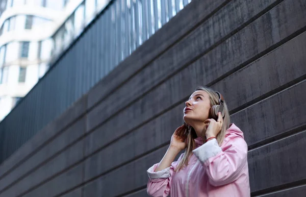 Young Woman City Headphones Listening Music Side View — ストック写真