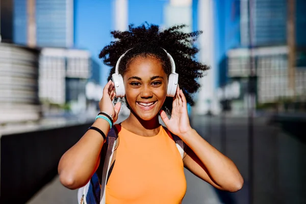 Wielorasowa Dziewczyna Korzystających Muzyki Słuchawkach Podczas Spaceru Mieście — Zdjęcie stockowe