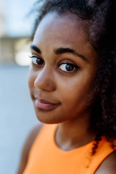 Şehirdeki Çok Irklı Genç Bir Kızın Portresi — Stok fotoğraf