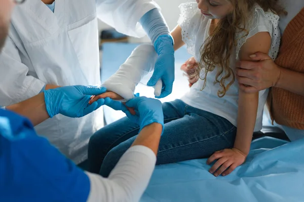Close Doctor Giving Gypsum Little Girl Her Broken Arm — Stock Photo, Image