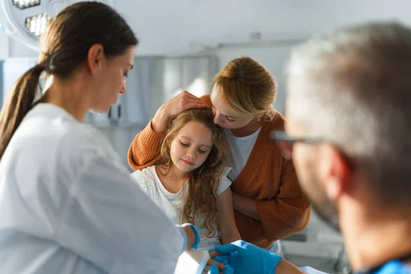 Klein Meisje Met Moeder Chirurgie Onderzoek — Stockfoto