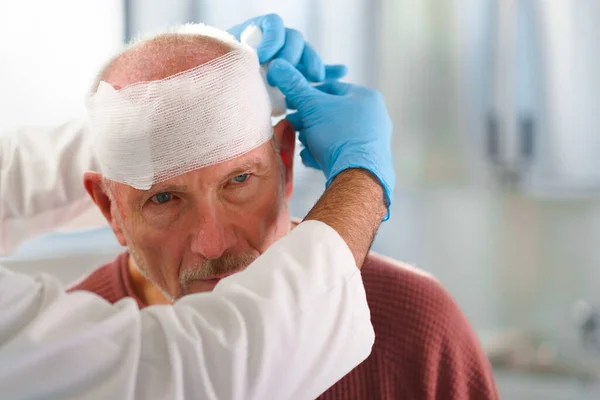 Nahaufnahme Eines Arztes Der Verletzten Kopf Eines Seniors Behandelt — Stockfoto