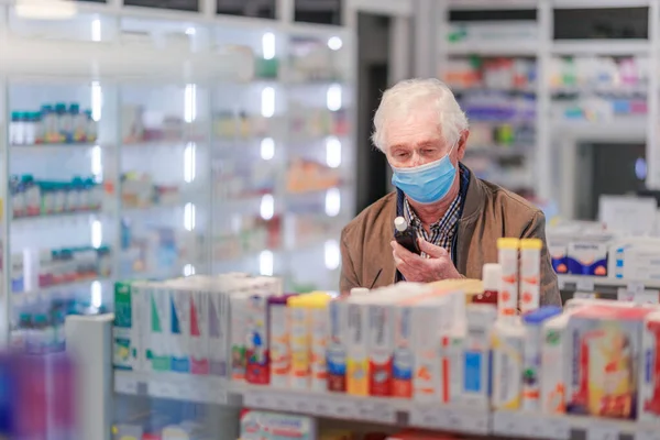 Hombre Mayor Eligiendo Medicamentos Una Farmacia —  Fotos de Stock