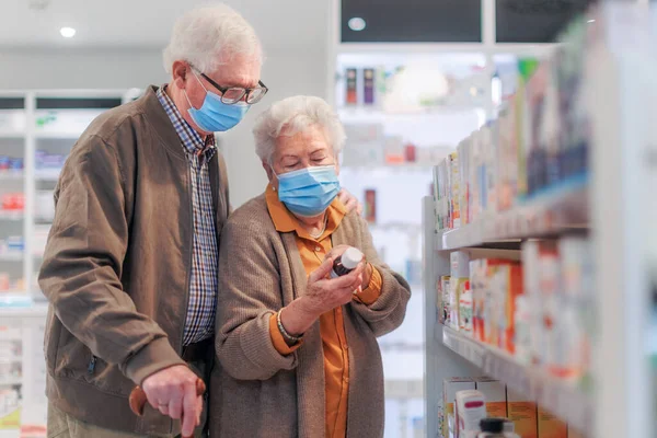 Seniorenpaar Sucht Apotheke Nach Medikamenten — Stockfoto