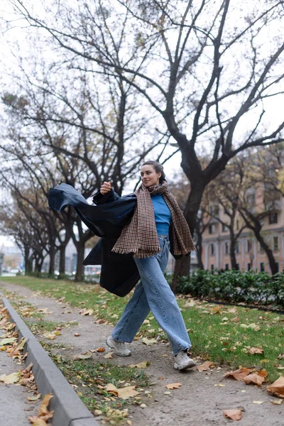 Giovane Donna Che Cammina All Aperto Una Città Autunnale — Foto Stock