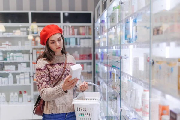 Mujer Joven Eligiendo Medicamento Una Farmacia —  Fotos de Stock