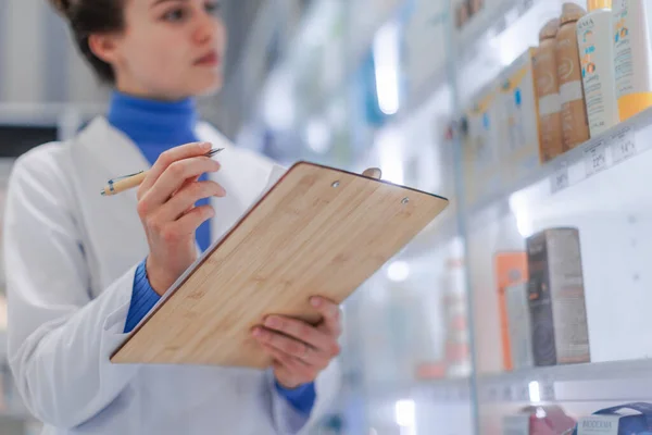Jeune Pharmacien Vérifiant Stock Médicaments Dans Une Pharmacie — Photo