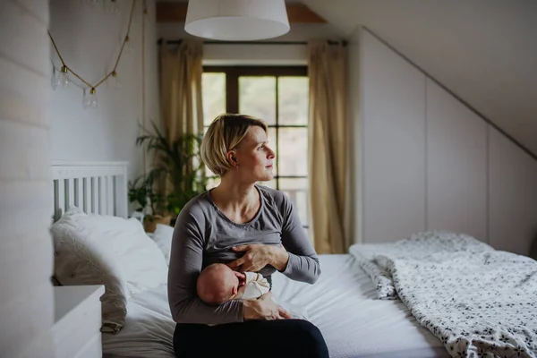 母親の胸彼女の小さな赤ちゃんで彼らのベッドルーム — ストック写真