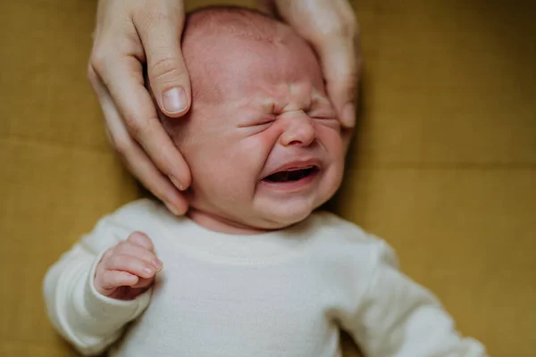 Close Pais Acariciando Seu Bebê Chorando Deitado Uma Cama — Fotografia de Stock