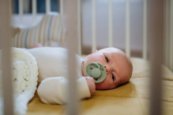 Vista Lateral Del Bebé Recién Nacido Dormido Cama Pequeña — Foto de Stock