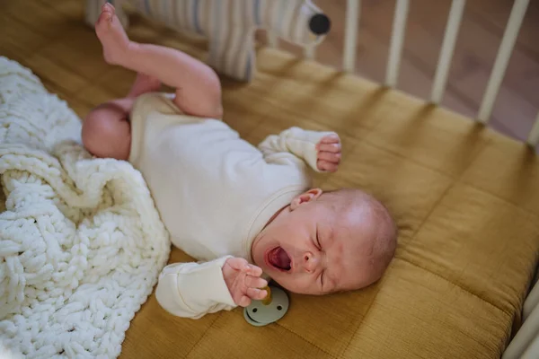 Hög Vinkel Syn Sovande Nyfödda Barn Liten Säng — Stockfoto