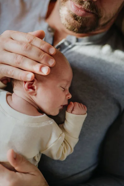 Primer Plano Del Padre Abrazando Pequeño Bebé Recién Nacido — Foto de Stock