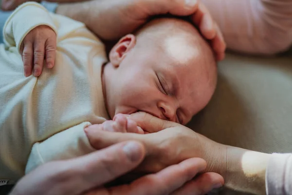 Крупный План Родителей Обнимающих Своего Новорожденного Плачущего Сына — стоковое фото