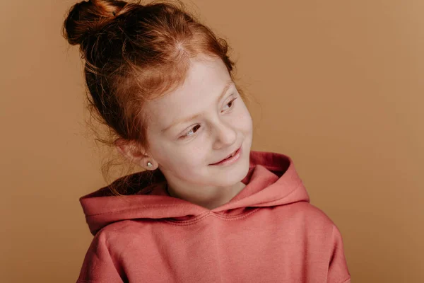 Kapüşonlu Küçük Kızıl Saçlı Kızın Portresi Stüdyo Çekimi — Stok fotoğraf