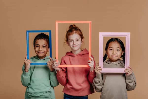 三个小孩的肖像与帧 工作室拍摄 友谊中的多样性概念 — 图库照片