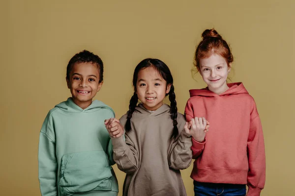Retrato Três Crianças Sessão Estúdio Conceito Diversidade Uma Amizade — Fotografia de Stock