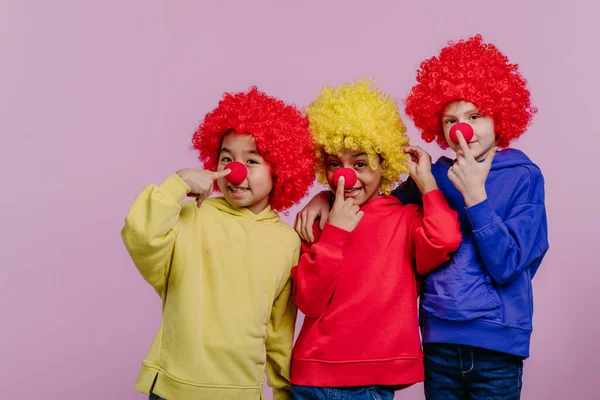 Щасливі Діти Грають Клоуні Студійній Стрільбі — стокове фото
