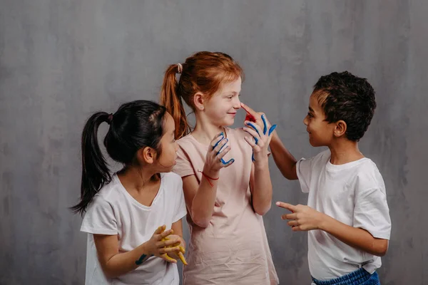 Портрет Счастливых Детей Раскрашенными Пальцами Футболками — стоковое фото