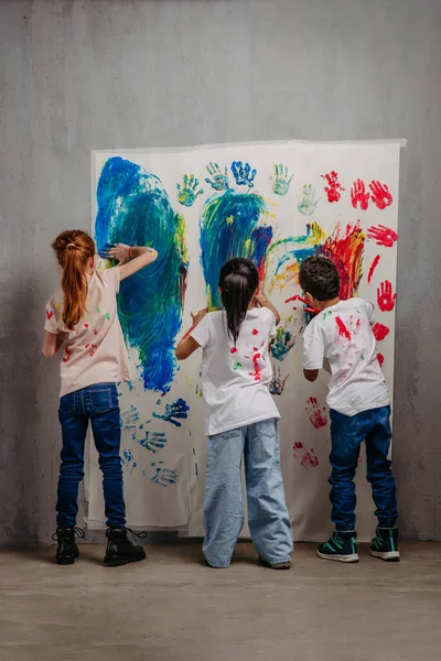 Rückansicht Glücklicher Kinder Mit Fingerfarben Und Bemalten Shirts — Stockfoto