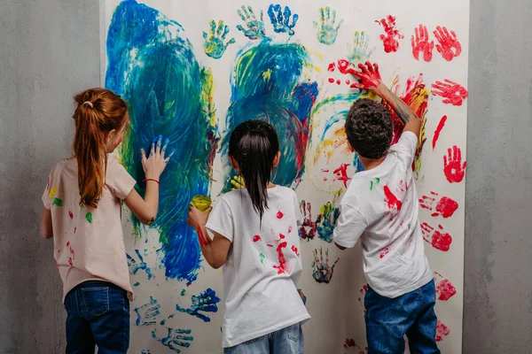 Zadní Pohled Šťastné Děti Barvami Prstů Malovanými Trička — Stock fotografie