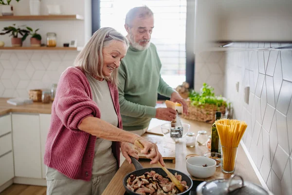 Coppia Anziani Che Cucinano Insieme Cucina — Foto Stock